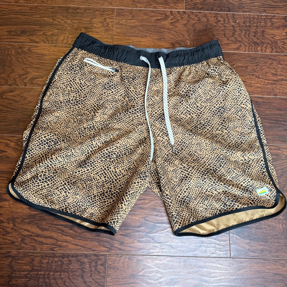 Vuori Banks Shorts Mens Large Orange Animal
Print 7.5" Board Hybrid Gym Unlined